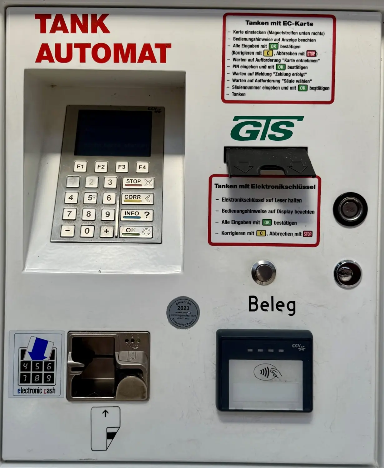 Tankautomat mit Display, Tastatur, RFID-Leser, Kartenlesern und Belegtaste